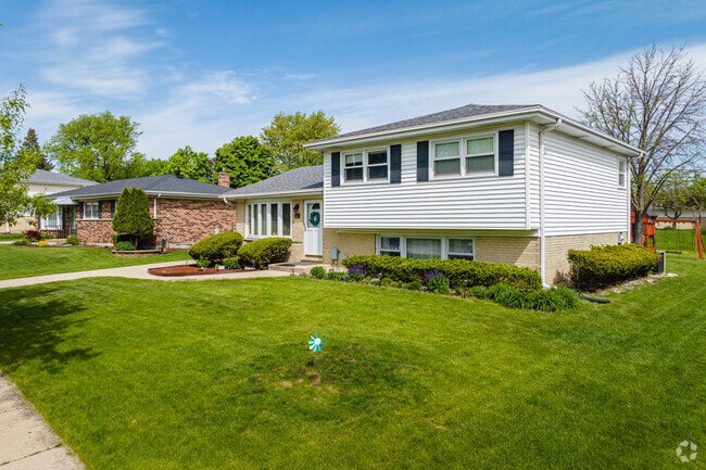 Olde Schaumburg is home for many split-level houses from the 1970s, set on streets with yards, sidewalks and the neighborly feel of classic suburbia.