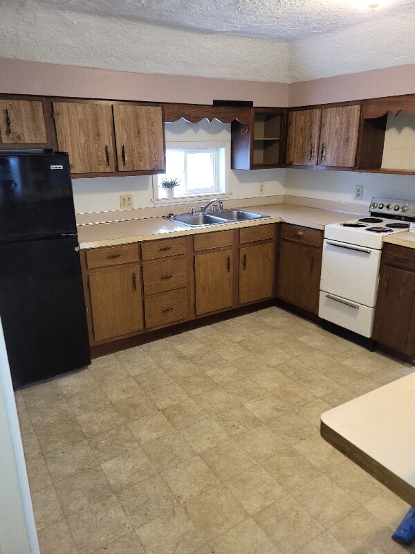 242 Oakwood St, Grand Ledge, MI 48837