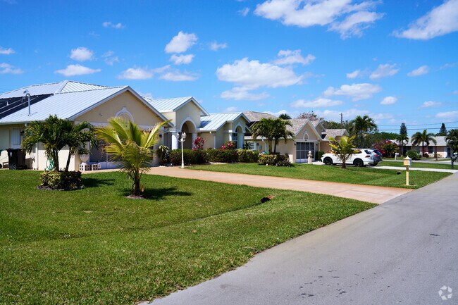 There are a great deal of non-HOA residential areas in Lyngate.