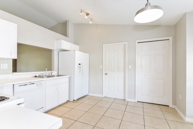 306 Carriage Crossing Cir, Brandon, FL 33510 - photo 6