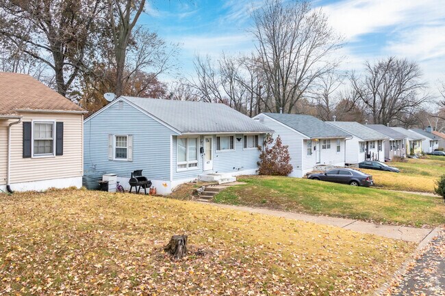 Single story homes are common in the Glasgow Village neighborhood.