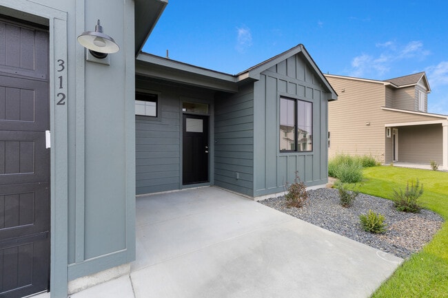 312 Amberly Ave, Grandview, WA 98930 - photo 5