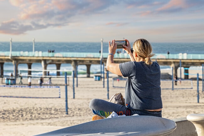 Manhattan Beach, CA has the classic So Cal beach lifestyle with picturesque scenery.