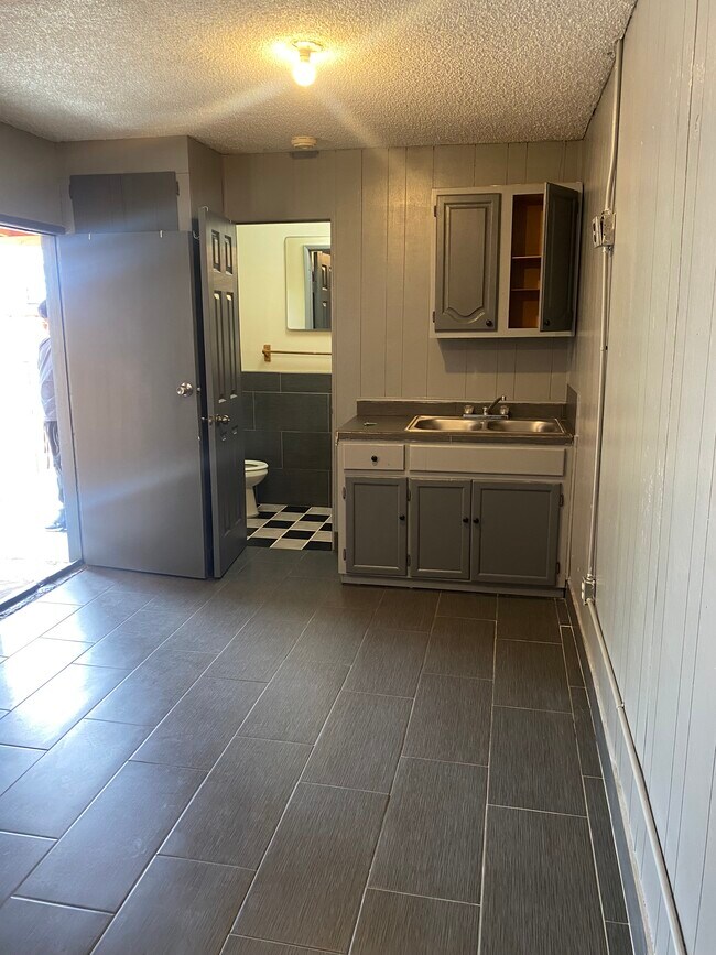 4112 Santa Ana St unit Studio /small kitche, South Gate, CA 90280 - photo 6