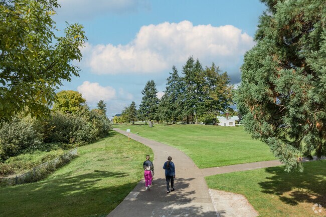 Walkers enjoying Amazon Park in the Amazon Neighborhood in Eugene, OR.