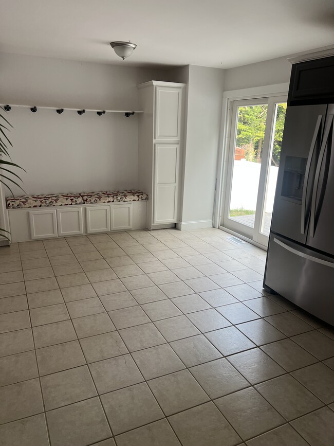 Eating seating area in kitchen