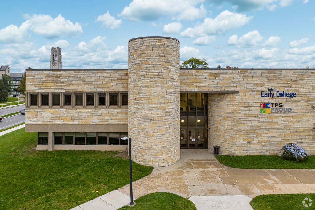 Toledo Early College specializes in college prep programs for local high school grade students.