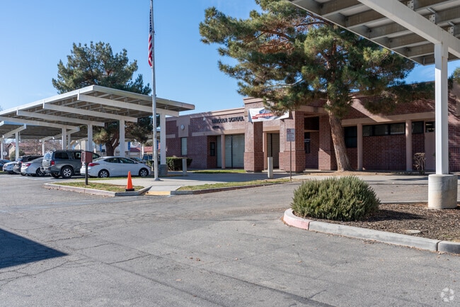 The student population of Lincoln Elementary is 707 and the school serves K-5.