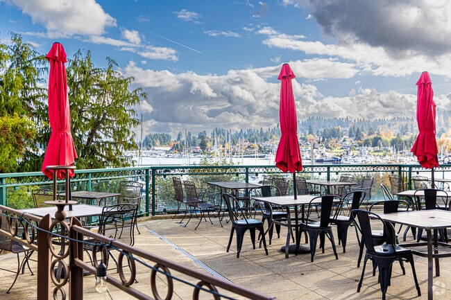 Enjoy a delicious meal at one of Gig Harbor’s many amazing bayside restaurants.