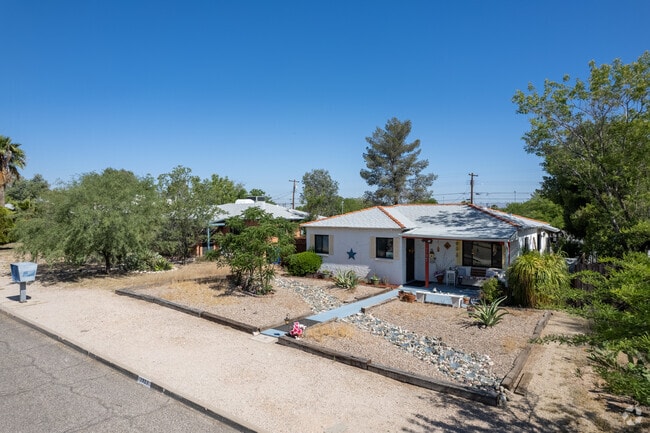 Wide front yards allow for creative design choices in Samos.