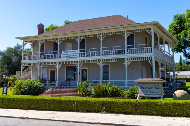 The Mountain View Inn & Restaurant, in Piru, serves dinner and brunch in a cozy, historic home.