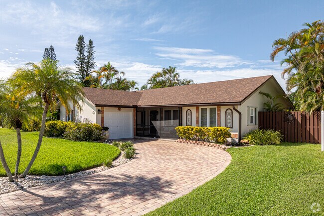 Southwind Lakes primarily features beautiful Midcentury ranch-style homes.