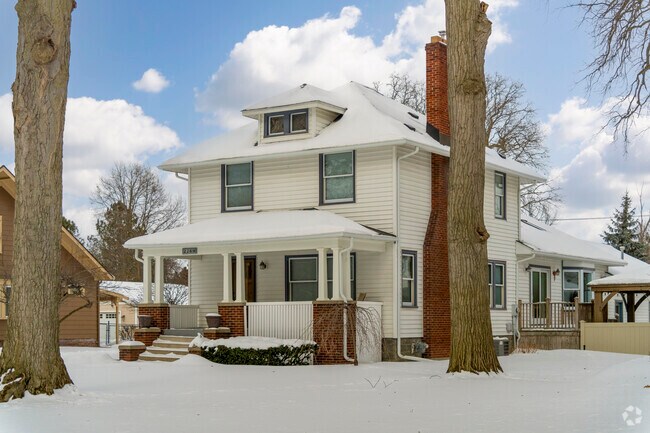 Four Square is another standard style found in Bay City.