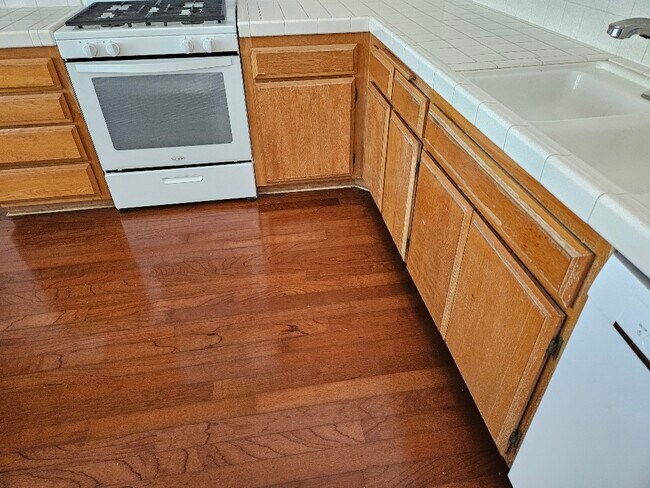 7532 Seaspring Dr unit 204, Huntington Beach, CA 92648 - photo 6