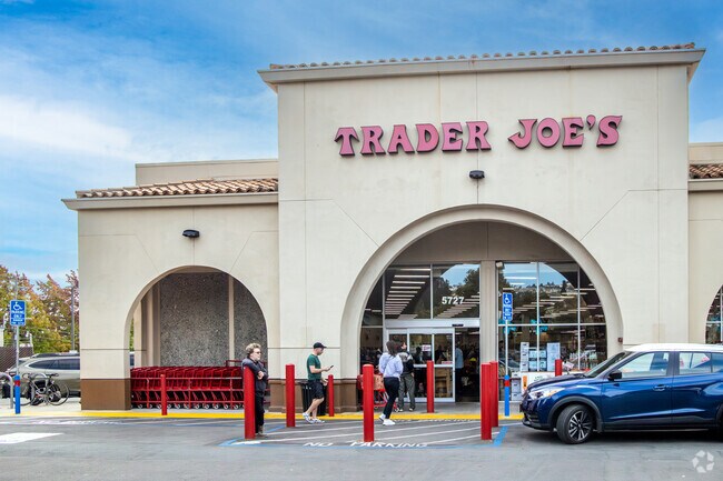 Glen Highlands residents also do their grocery shopping at Trader Joe’s in North Oakland.