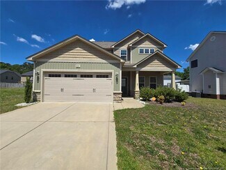 1735 Cherrypoint Dr, Fayetteville, NC 28306