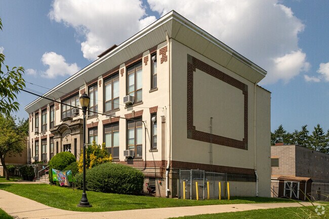 Lincoln School has 516 students in grades PK, K-3.