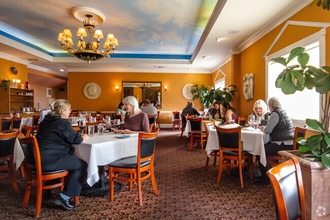 Bobby's Downtown near Weeks Field serves Greek cuisine with live jazz on the weekends.