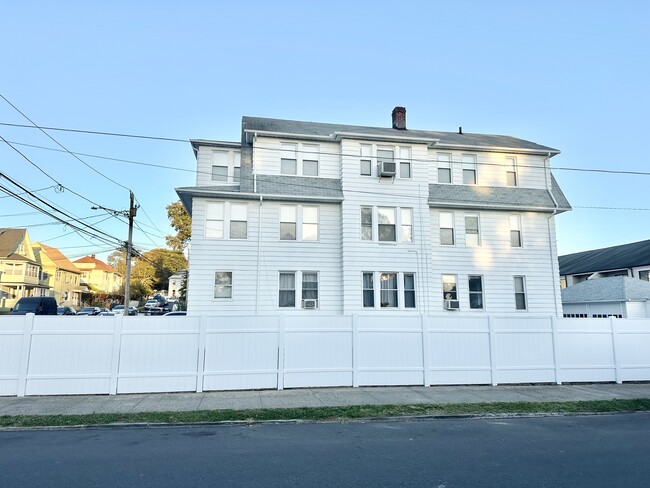 69 Tremont Ave unit 2, Bridgeport, CT 06606 - photo 4