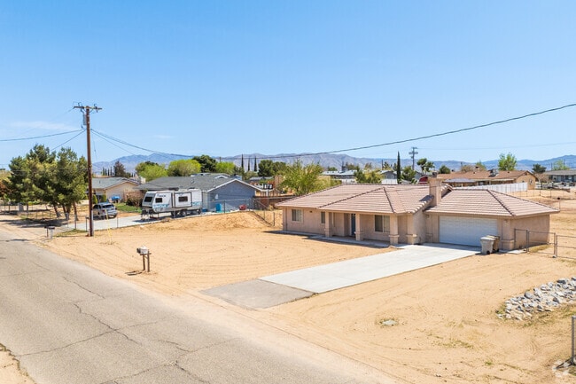 Late 20th-century ranch-style homes make up the bulk of Hesperia Palisades.