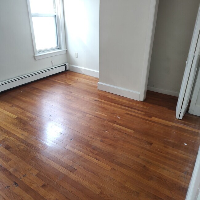 327 Wood Ave unit Wood Ave 3, Hyde Park, MA 02136 - photo 4