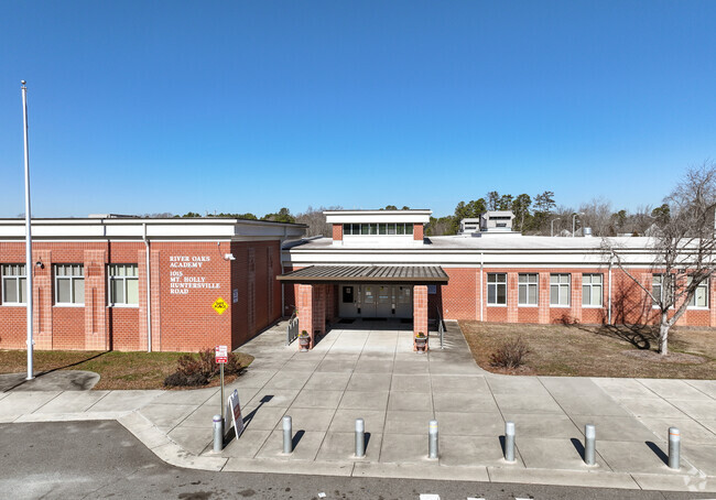River Oaks Academy ranges from pre-k to 5th grade, it has around 600-650 students in it.