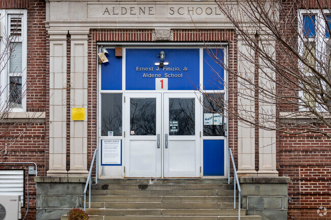 All teachers at the Ernest Finizio Aldene School have over three years of experience.