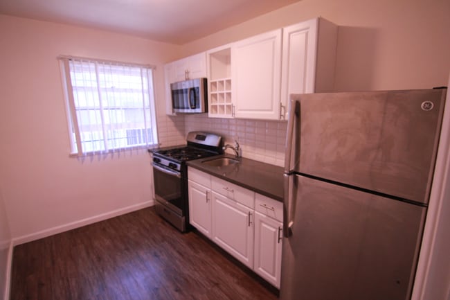 1249 N Edgemont St unit 4, Los Angeles, CA 90029 - photo 2