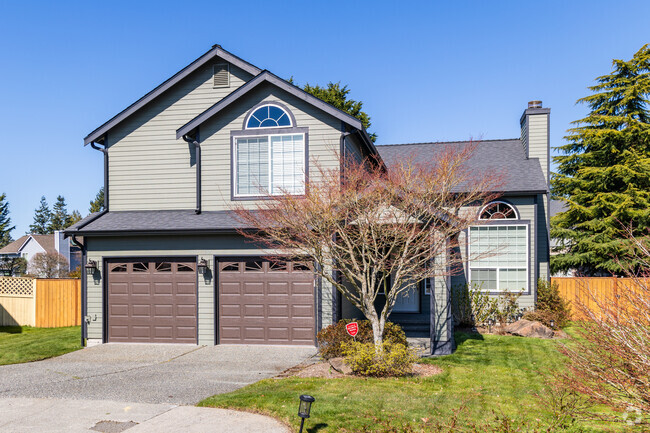It's common to find single-family homes in Harbour Pointe with expansive two car garages.