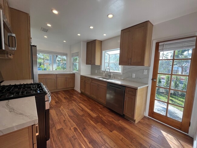 2802 Delaware Ave, Santa Monica, CA 90404 - photo 2