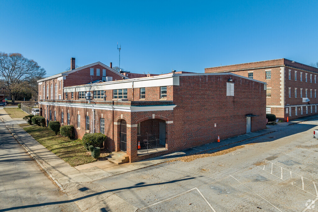 Braddy Preparatory Academy has a student to teacher ratio of 13 to 1.