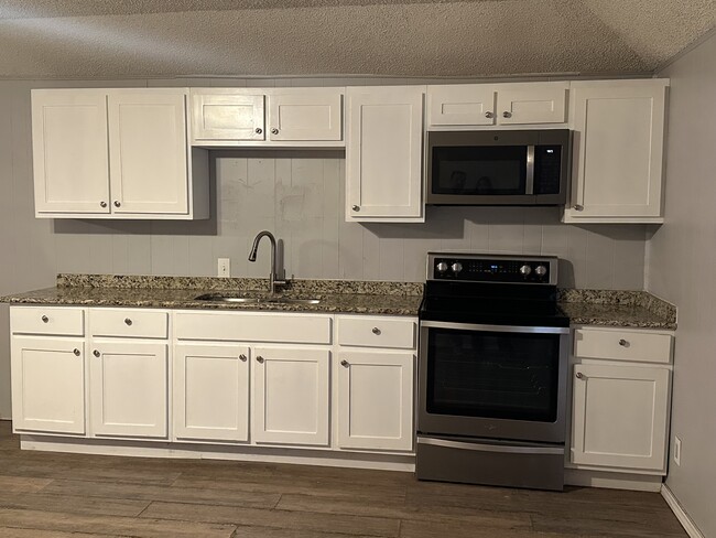 211 W Huff Ave unit B, San Antonio, TX 78214 - photo 3