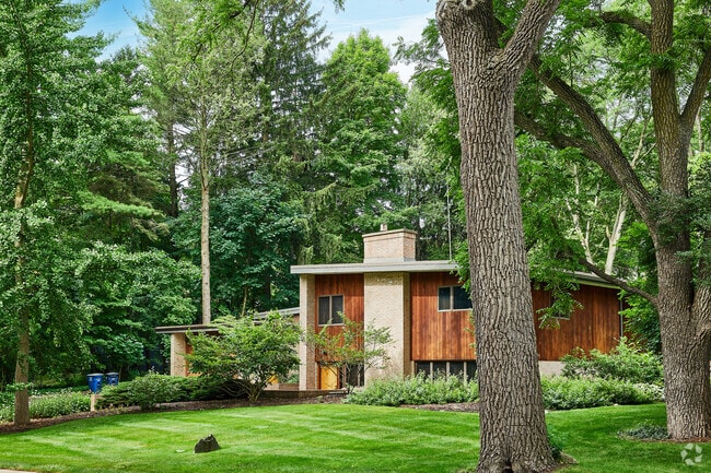 Midcentury Modern homes in Tuomy Hills incorporate natural tones to blend with the landscape.