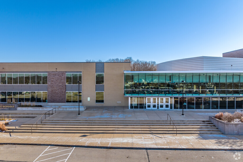 The entry of Franklin High School.