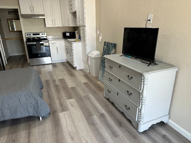 135 W Monroe St unit 3, Kountze, TX 77625 - photo 2