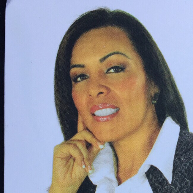 Leslie Carmona Singer