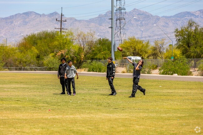 Sports enthusiasts in Tres Pueblos appreciate the park's well-maintained baseball and pickleball courts for friendly games and tournaments.