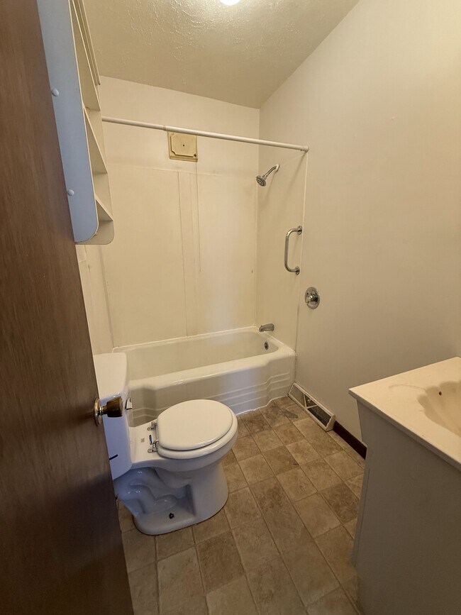 918 Powell Ave unit 3, Erie, PA 16505 - photo 7