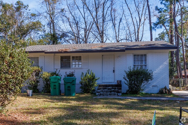 Small mid-century homes are a common style found in Valdosta neighborhoods.