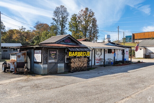 With limited dining options in parameters, Lake District locals frequent Hickory Pig BBQ.