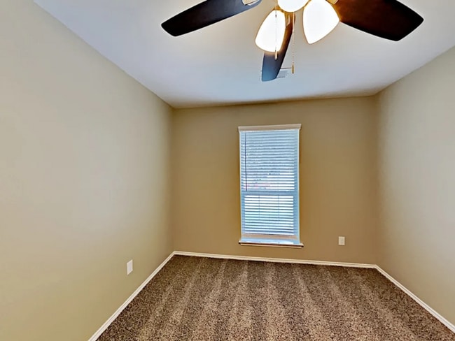 807 W Lonesome Dove Trail, Arlington, TX 76001 - photo 6