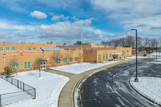 The student-teacher ratio at Mayo Elementary is 14:1, which is the same as that of the district.