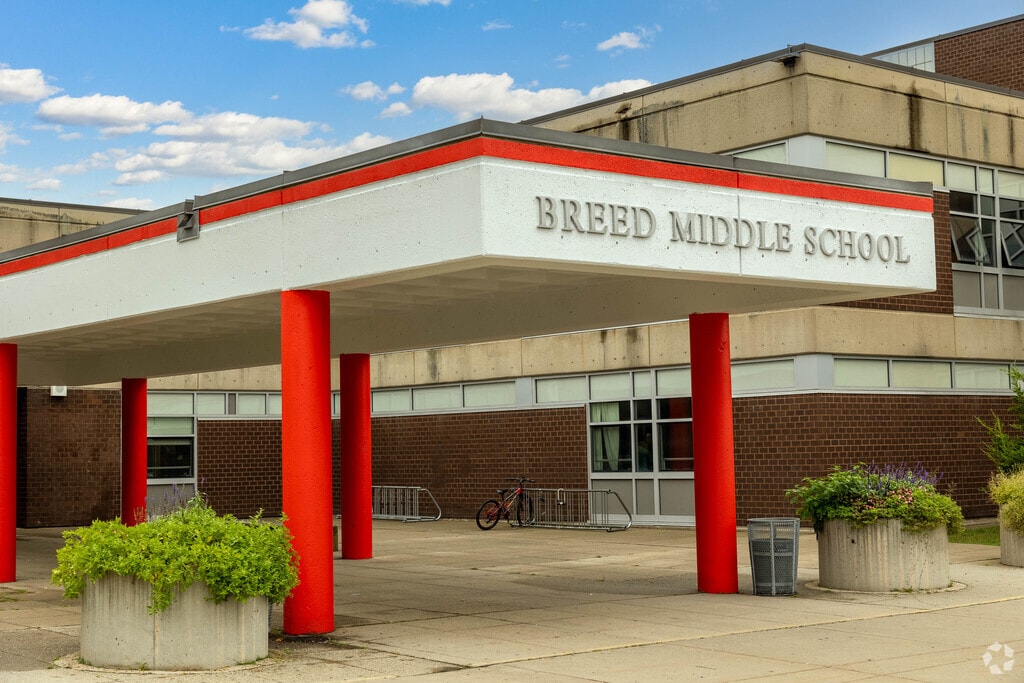 Breed Middle School has a student to teacher ratio of 14 to 1.