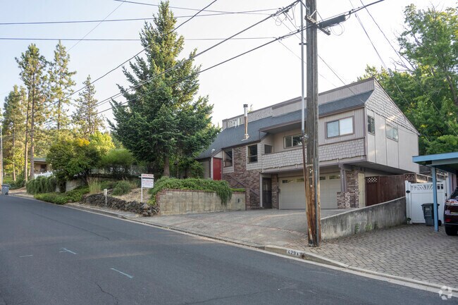 The 3 Tiers of Ashland offer a white variety of different homes.