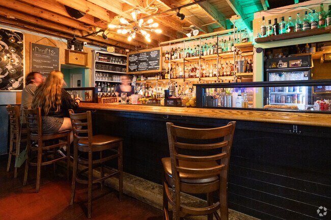 Lil' Indies is an intimate bar connected to Will's Pub in Orlando.