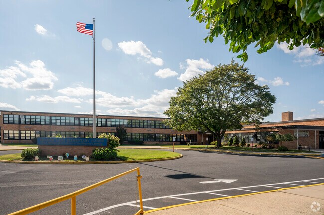 Kramer Lane Elementary School has 389 students in K-5 with a student-teacher ratio of 14:1.