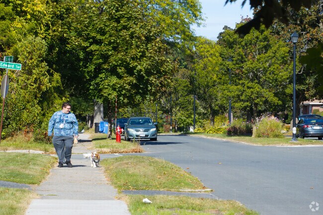 Along S. Main Ave you can enjoy wide streets and sidewalks to enjoy with your friends.