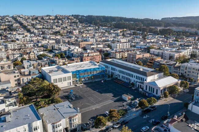 The Claire Lilienthal School is nestled into the neighborhood of Marina in San Francisco.