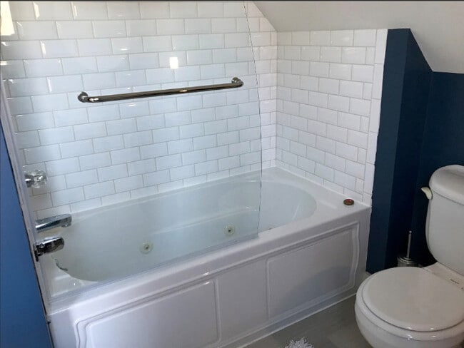 Small jacuzzi tub NEW