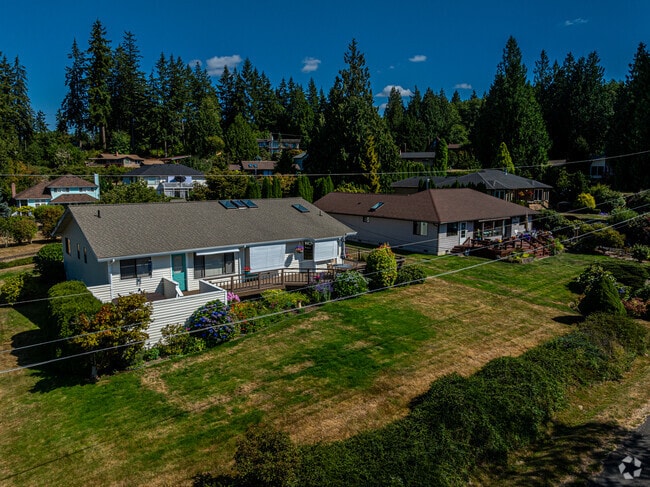 Great split-level homes like these can be found throughout Vinland.